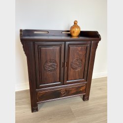 Skab med 2 l�ger og skuffe