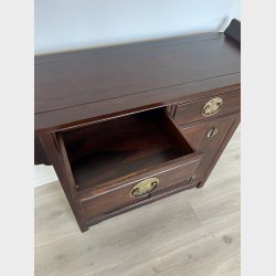 Skab med 2 l�ger og 2 skuffer foroven