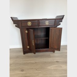 Skab med 2 l�ger og 2 skuffer foroven