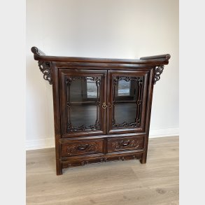 Skab med to glasl�ger og skuffer