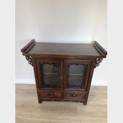 Skab med to glasl�ger og skuffer