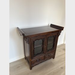 Skab med to glasl�ger og skuffer