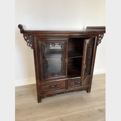 Skab med to glasl�ger og skuffer