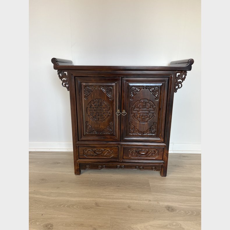 Skab med 2 l�ger og 2 skuffer nederst