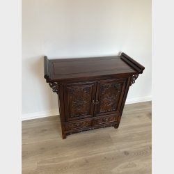 Skab med 2 l�ger og 2 skuffer nederst