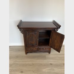 Skab med 2 l�ger og 2 skuffer nederst