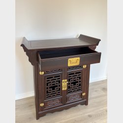 Skab med 2 udsk�rne l�ger og skuffe