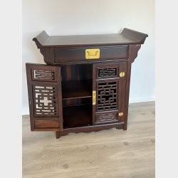 Skab med 2 udsk�rne l�ger og skuffe