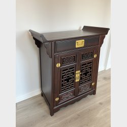 Skab med 2 udsk�rne l�ger og skuffe