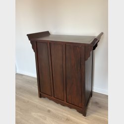 Skab med 2 udsk�rne l�ger og skuffe