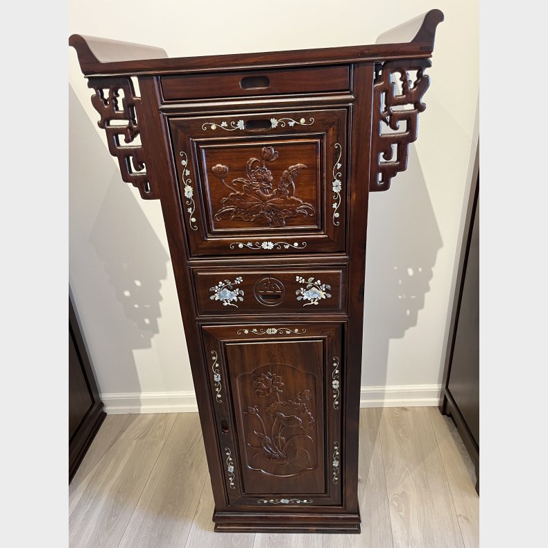 Skab med sekret�rl�ge og intarcia