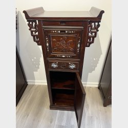 Skab med sekret�rl�ge og intarcia