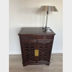 Skab med 2 l�ger og 2 skuffer foroven