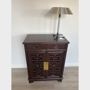 Skab med 2 l�ger og 2 skuffer foroven