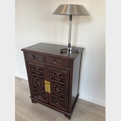 Skab med 2 l�ger og 2 skuffer foroven