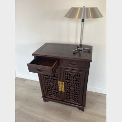 Skab med 2 l�ger og 2 skuffer foroven