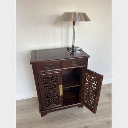 Skab med 2 l�ger og 2 skuffer foroven