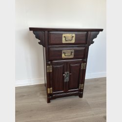 Lille skab med to skuffer foroven og to l�ger