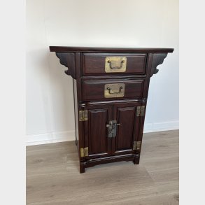 Lille skab med to skuffer foroven og to l�ger