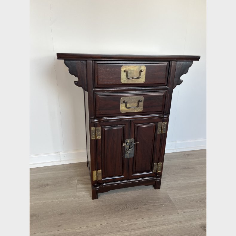 Lille skab med to skuffer foroven og to l�ger