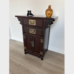 Lille skab med to skuffer foroven og to l�ger