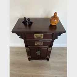 Lille skab med to skuffer foroven og to l�ger