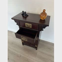 Lille skab med to skuffer foroven og to l�ger