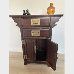 Lille skab med to skuffer foroven og to l�ger