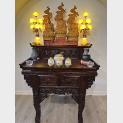 Buddha statuer i tr� s�t af tre med opsats (bord samt andre pyntegenstande medf�lger ikke)