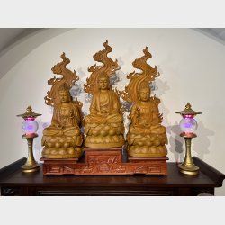 Buddha statuer i tr� s�t af tre med opsats (bord samt andre pyntegenstande medf�lger ikke)