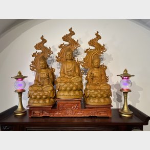Buddha statuer i tr� s�t af tre med opsats (bord samt andre pyntegenstande medf�lger ikke)
