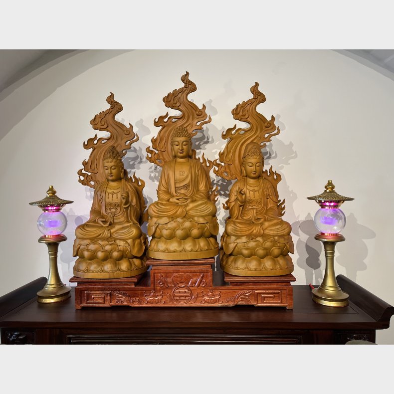 Buddha statuer i tr� s�t af tre med opsats (bord samt andre pyntegenstande medf�lger ikke)