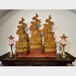 Buddha statuer i tr� s�t af tre med opsats (bord samt andre pyntegenstande medf�lger ikke)
