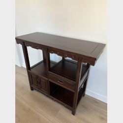 Hylde med skuffe og lille skab med 2 l�ger