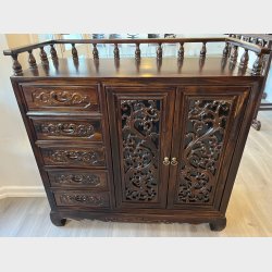 skab med 5 skuffer og to l�ger med glas