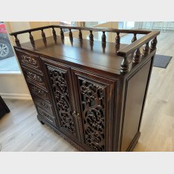 skab med 5 skuffer og to l�ger med glas