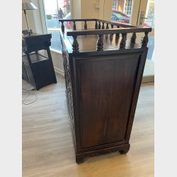 skab med 5 skuffer og to l�ger med glas